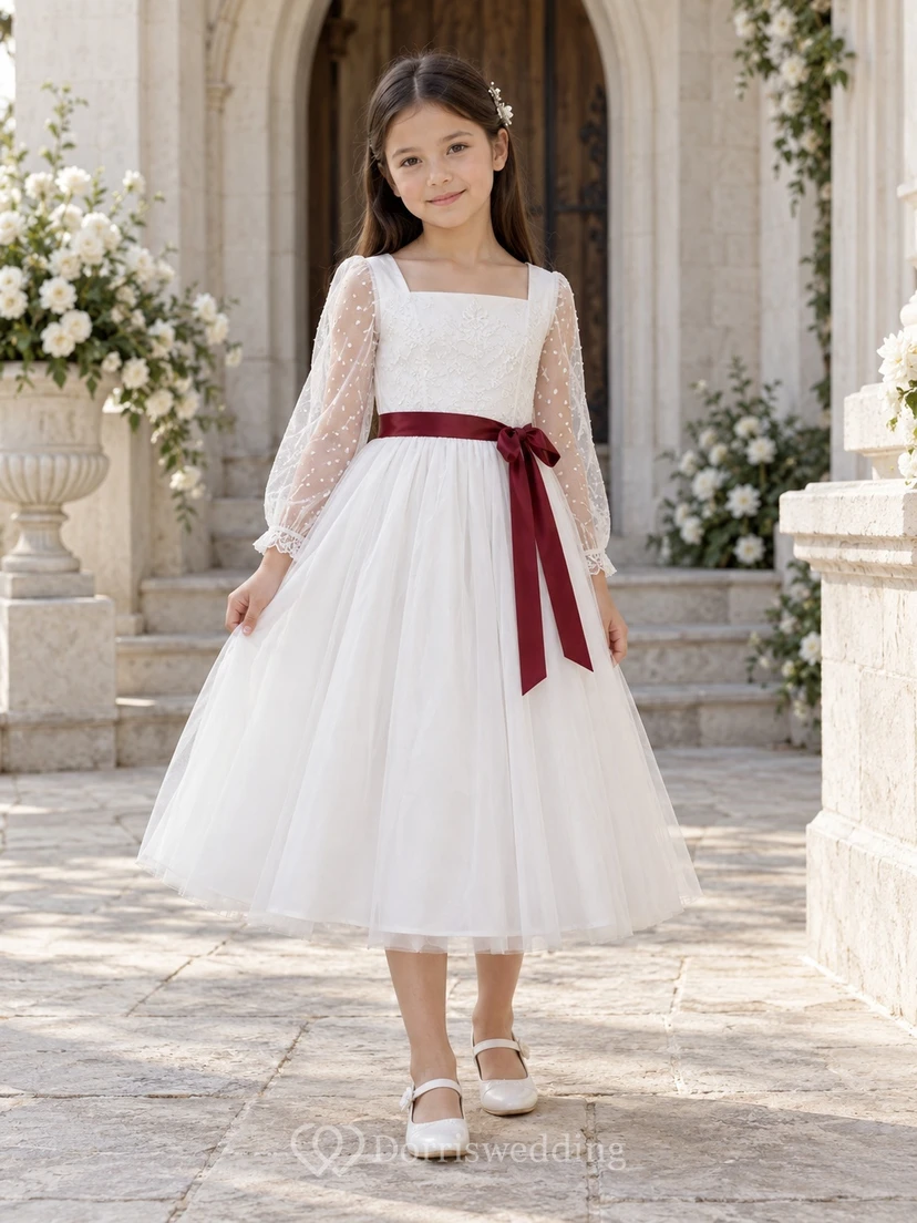 Vestido de niña de flores color burdeos con cinturón, largo hasta la rodilla, manga larga, cuello cuadrado, corte en A, tul blanco, mangas abullonadas y manga de poeta.