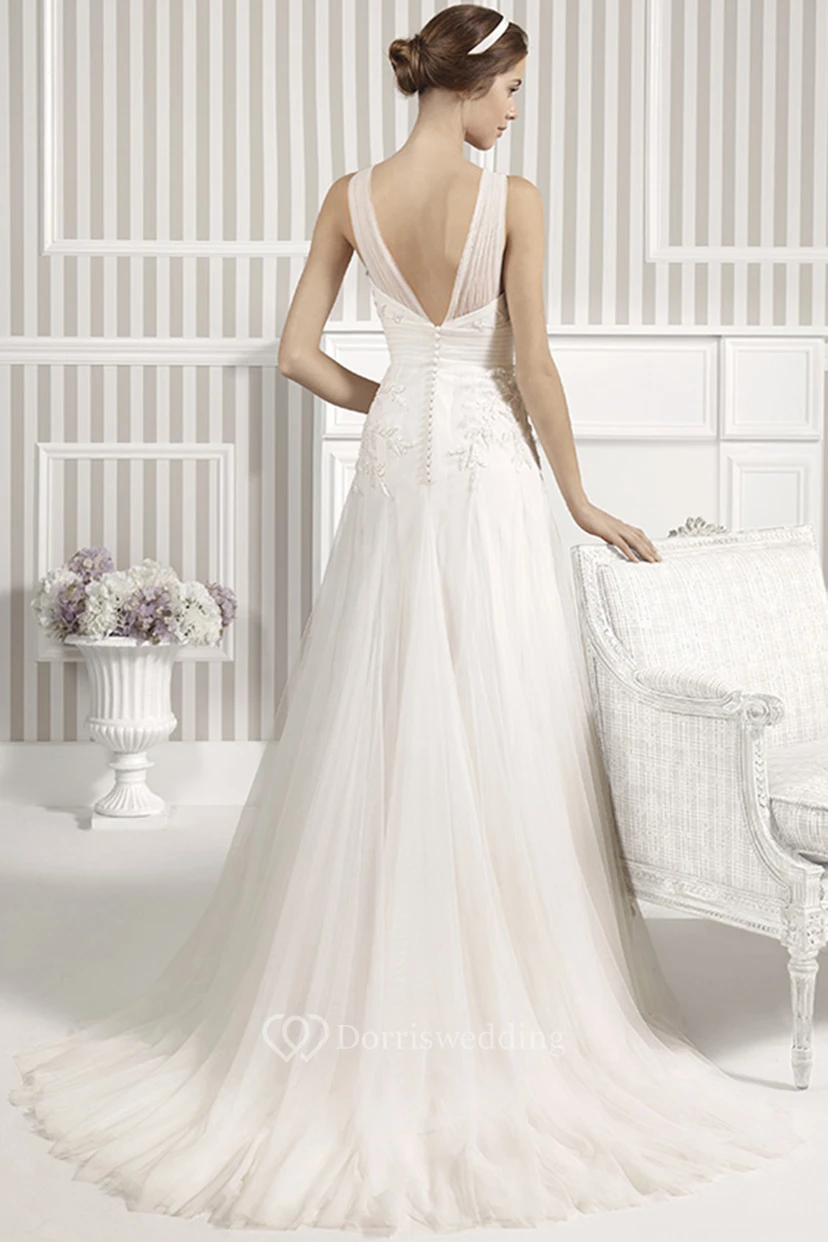 Ärmelloses, bodenlanges Brautkleid aus perlenbesetztem Tüll in A-Linie mit V-Ausschnitt, Perlenstickerei, Falten und tiefem V-Ausschnitt am Rücken. view 2
