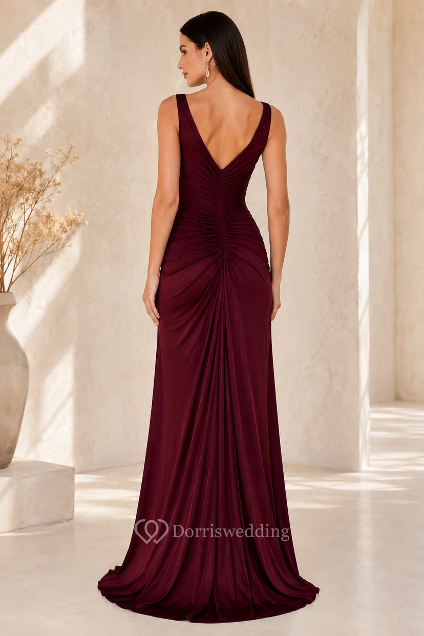 Robe de soirée bordeaux grande taille, col en V, froncée, coupe fourreau et jupe drapée view 2