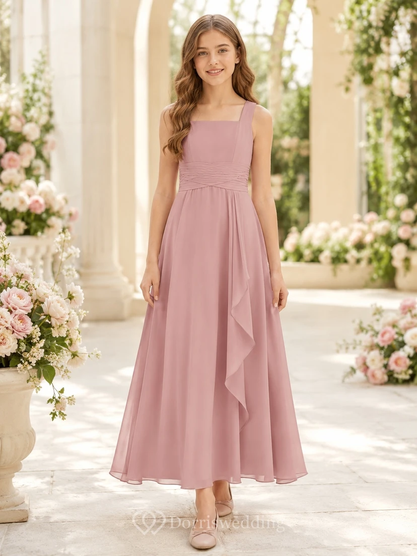 Vestido de dama de honor juvenil romántico de gasa sin mangas, corte cuadrado, largo midi, color rosa empolvado.