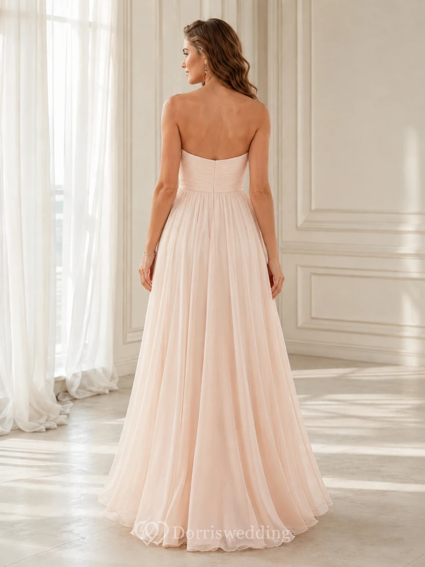 Vestido de noche largo hasta el suelo, de gasa rosa empolvado, sin mangas, con escote corazón y pliegues. view 2