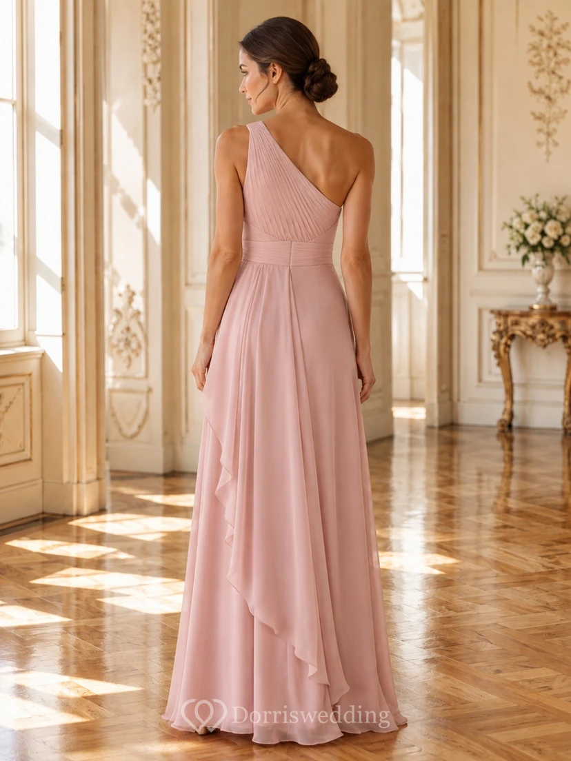 Robe de cérémonie élégante et longue en mousseline rose poudré, asymétrique plissée, à une épaule. view 2