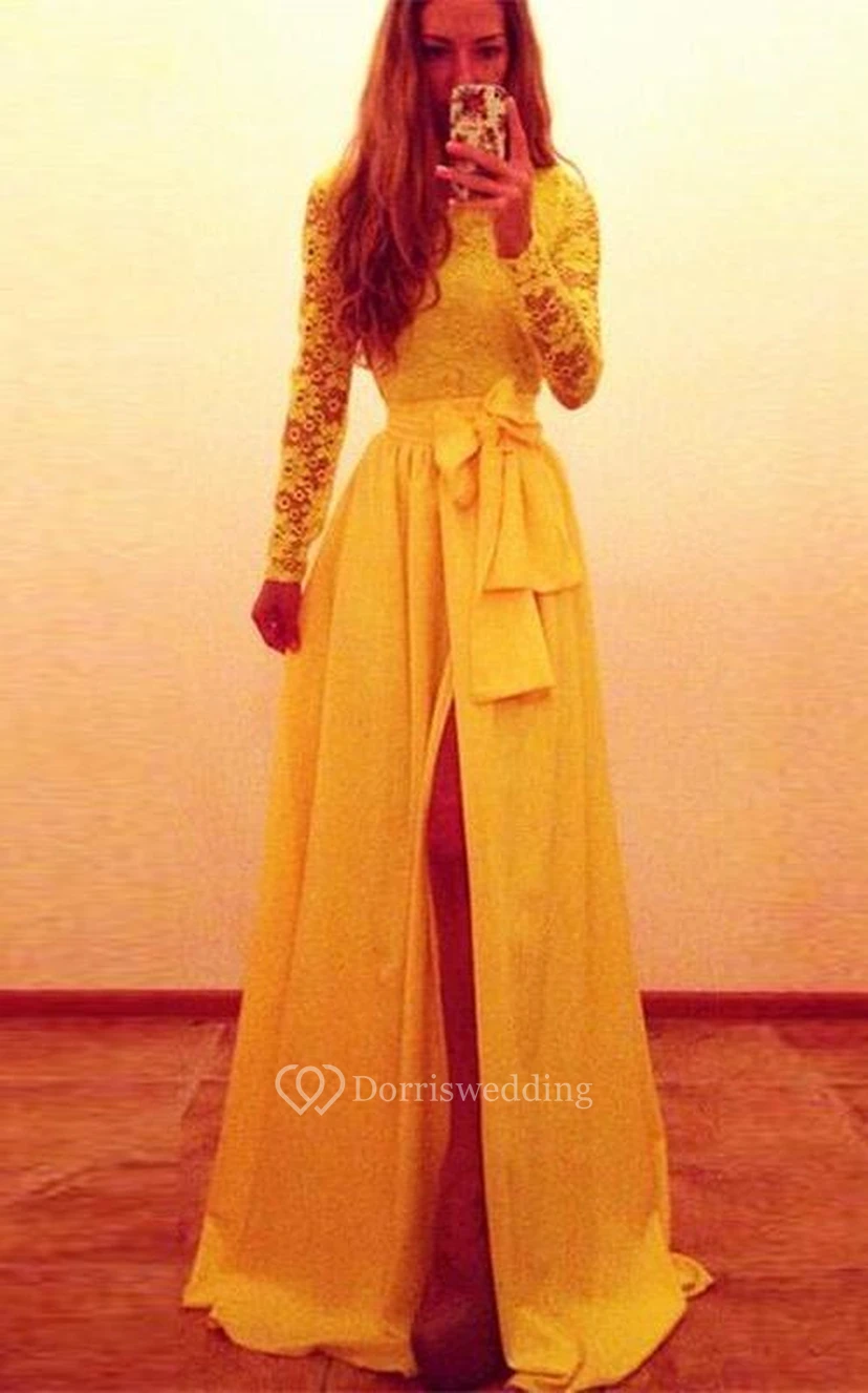 Vestido de noche amarillo de gasa y encaje con mangas largas y lazo, abertura frontal.