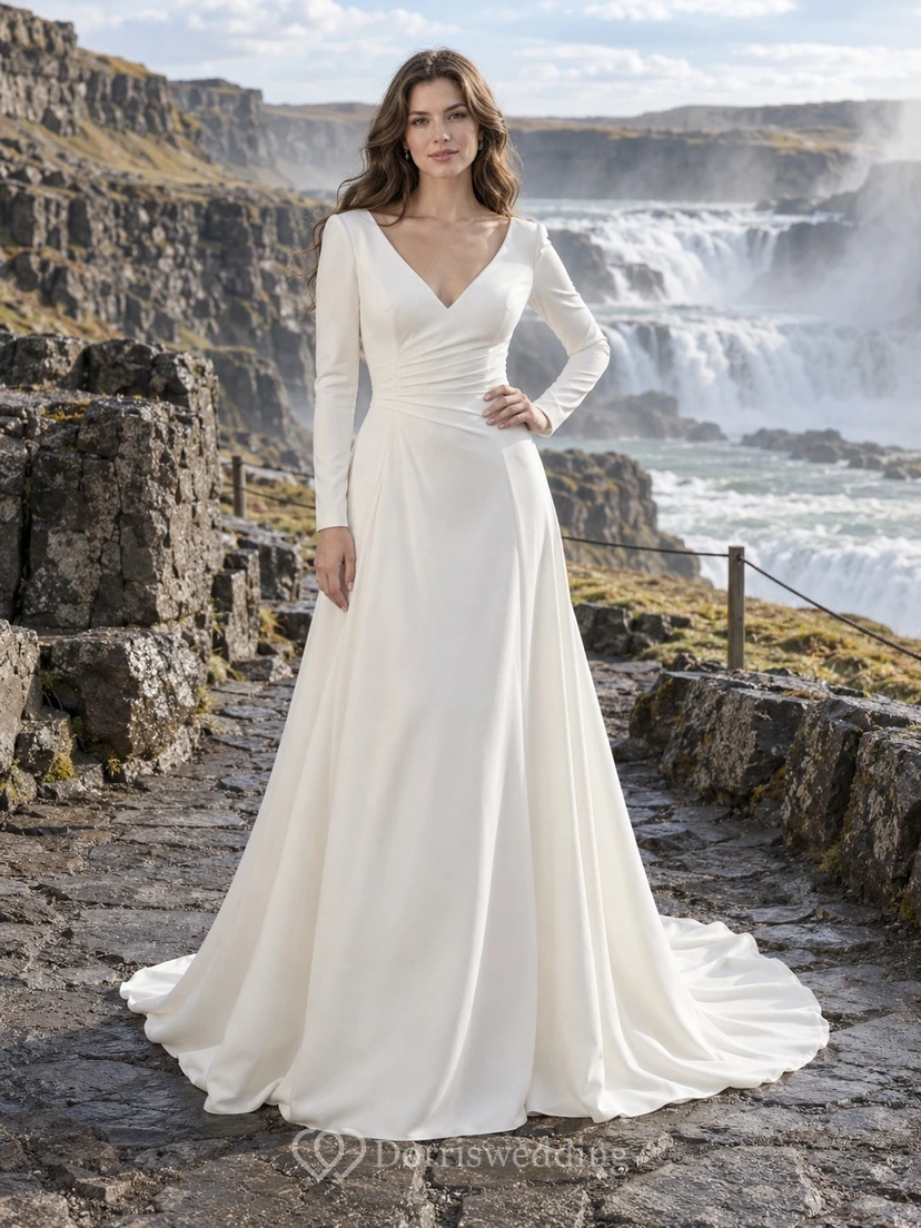 Vestido de novia sencillo de crepé con escote en V y manga larga, corte en A, cintura fruncida y espalda abotonada.