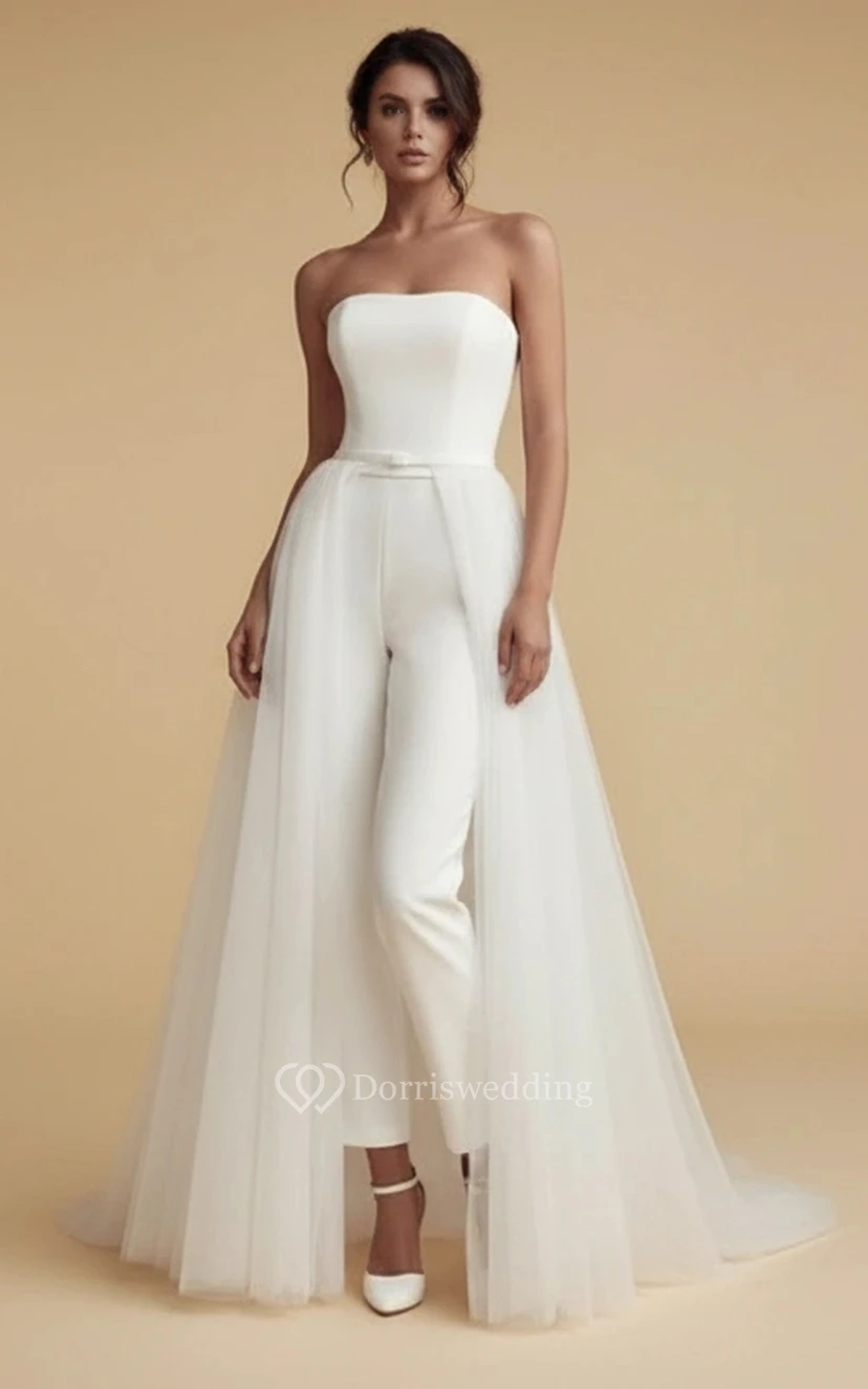 Mono de novia sin tirantes con cintura fina, talle alto y pernera ancha, con falda de tul.
