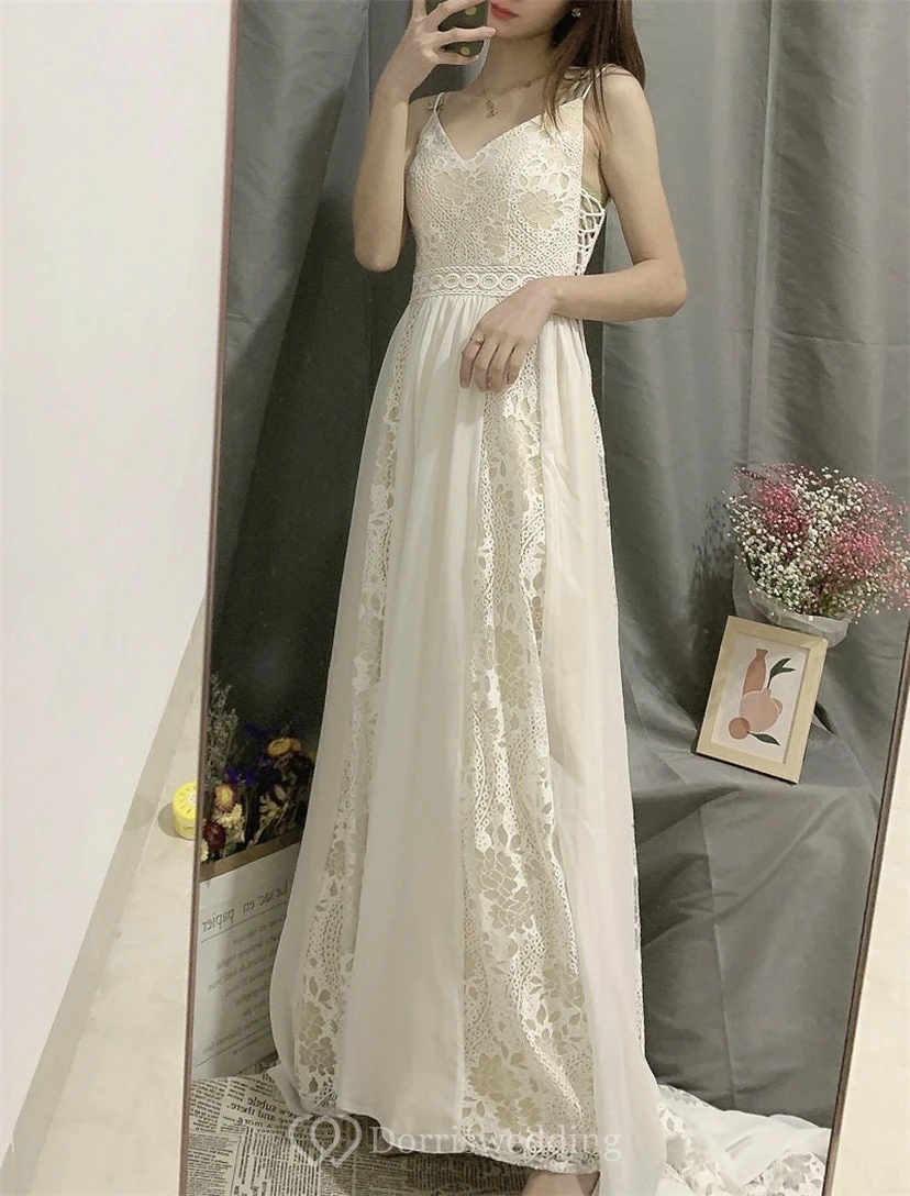 Robe de mariée d'été bohème à bretelles spaghetti et plis empire, dos nu plongeant, en dentelle et style bohème, idéale pour les mariages en extérieur. view 6