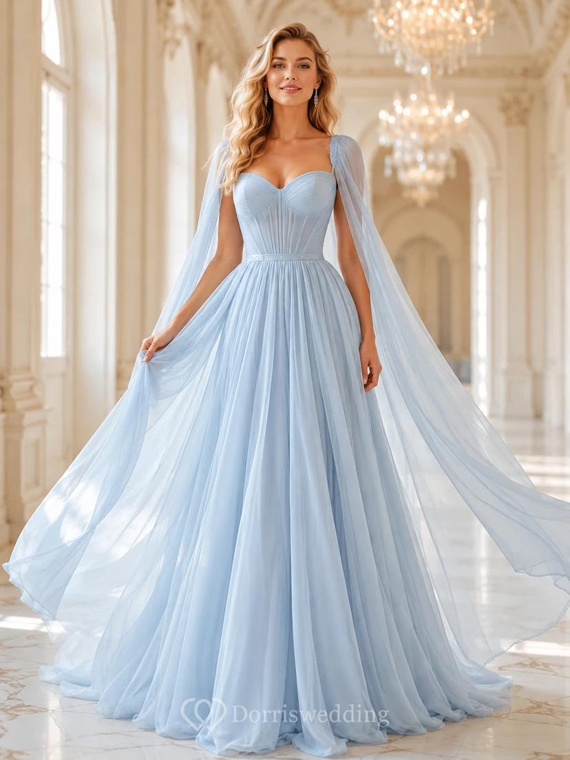 Robe de cérémonie de quinceañera en mousseline bleu brume vaporeuse, décolleté cœur, manches cape longues, coupe trapèze, style A