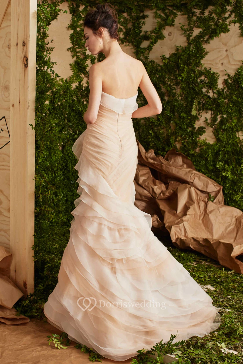 Vestido de novia largo sin tirantes, de organza, con volantes y sin mangas. view 2