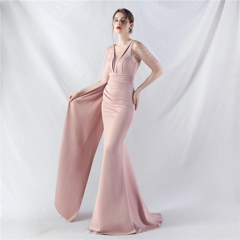 Ein Abendkleid aus insgesamt 8 Farben, gefertigt mit aufwendiger Satinfalttechnik und Perlenstickerei. view 13