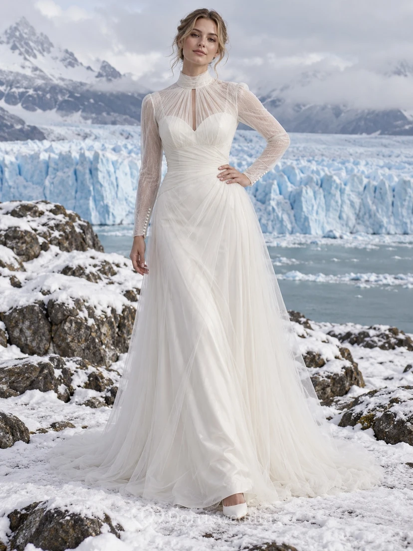 Langärmeliges, hochgeschlossenes Tüll-Brautkleid mit herzförmigem Oberteil und seitlichen Raffungen