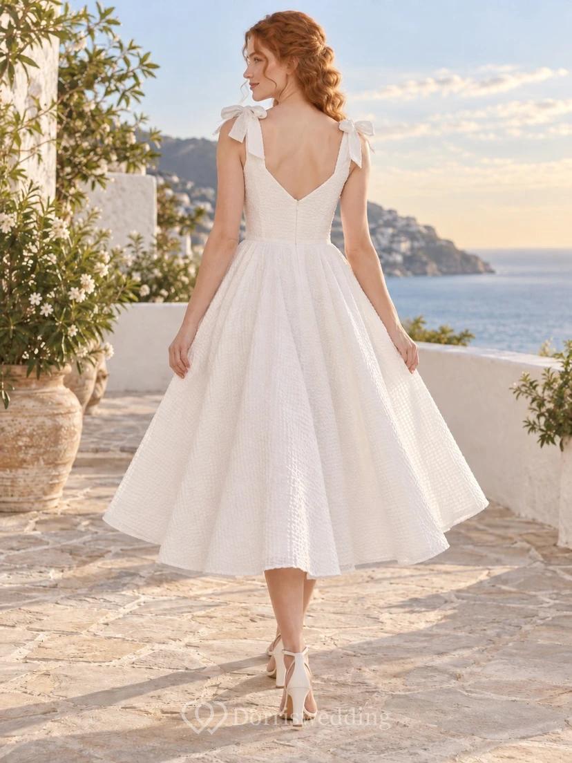 Teelanges, schlichtes Brautkleid mit V-Ausschnitt, Schleifenriemen und strukturiertem, gewebtem Seersucker-Stoff, ausgestelltem Rock view 2