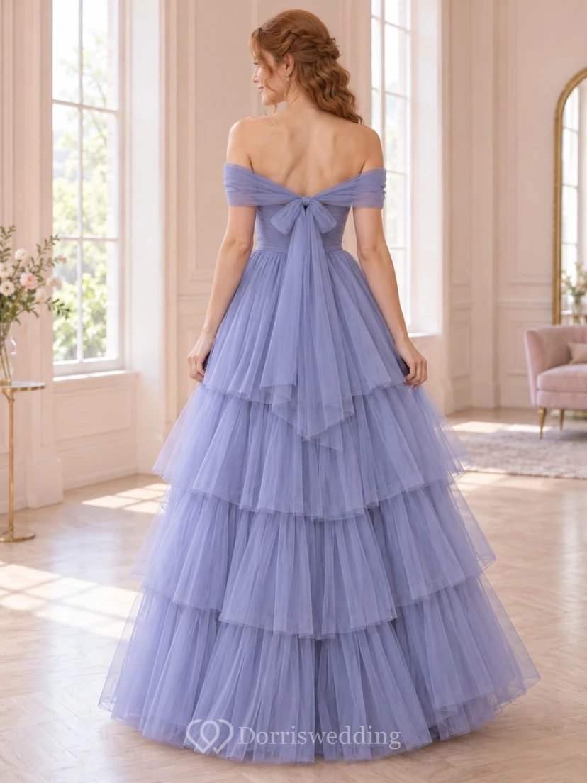 Elegante vestido de dama de honor largo hasta el suelo con falda escalonada, escote Bardot y lazo en la espalda, de tul color bígaro y tul color bígaro. view 2