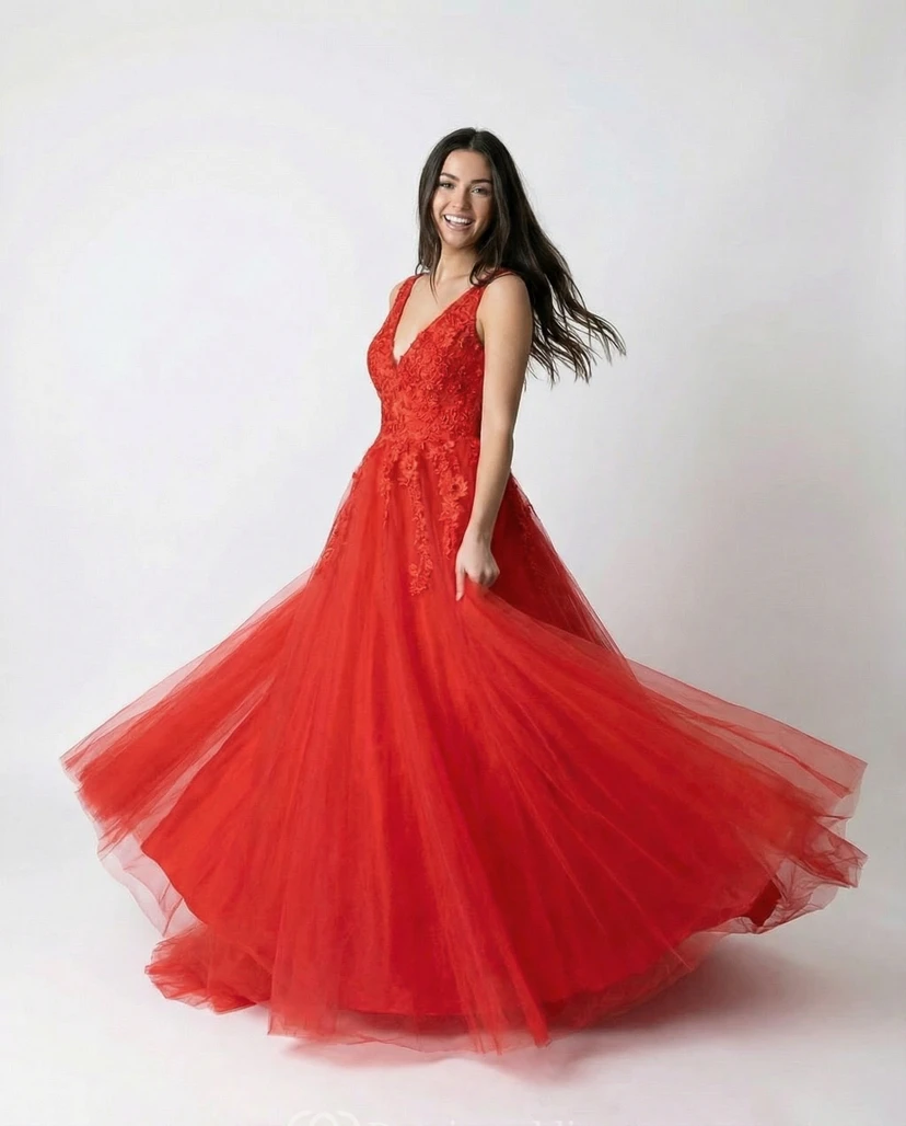 Vestido de fiesta de gala rojo con escote en V, tul y corte en A, con corpiño de apliques de encaje.