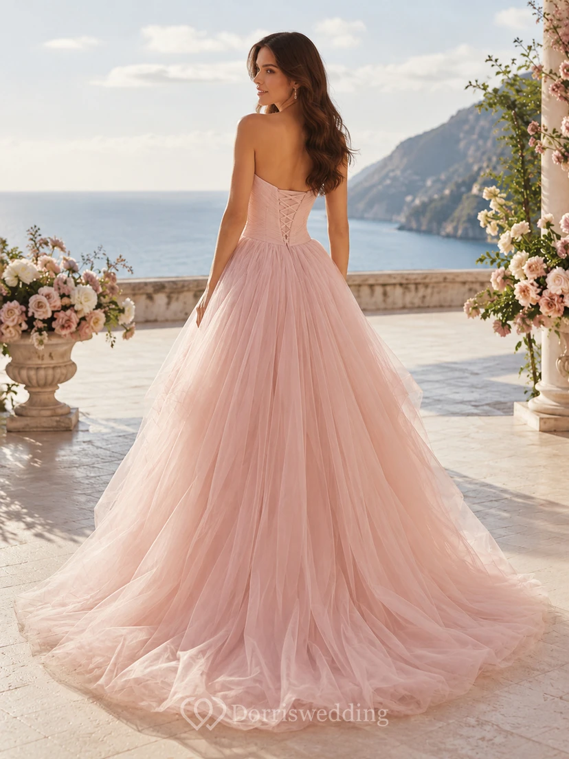 Vestido de novia catedral sin tirantes con corsé rosa empolvado y capas de tul view 2