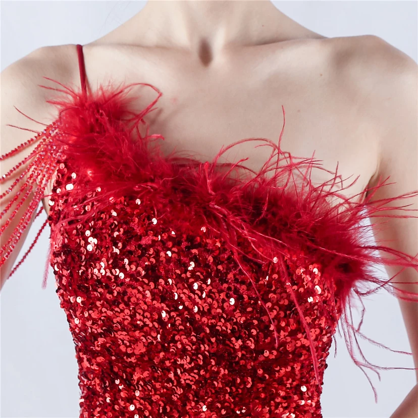 Robe de soirée longue à une épaule, ornée de plumes d'autruche, de perles et de sequins, avec col asymétrique et fente haute. view 38