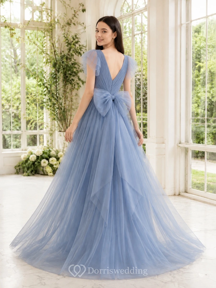 Vestido de dama de honor juvenil azul acero, corte en A, escote en V, manga corta, detalle de lazo de tul, estilo romántico. view 2