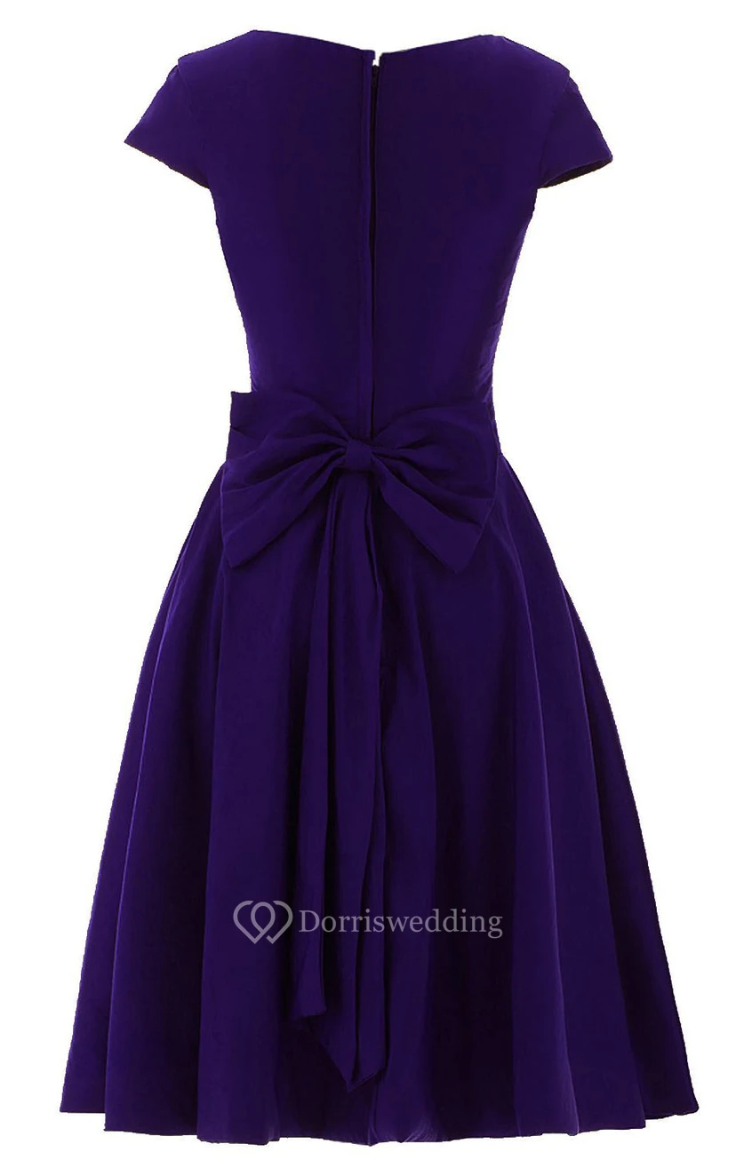 Kurzärmeliges, knielanges, plissiertes Chiffonkleid mit Schleife view 13