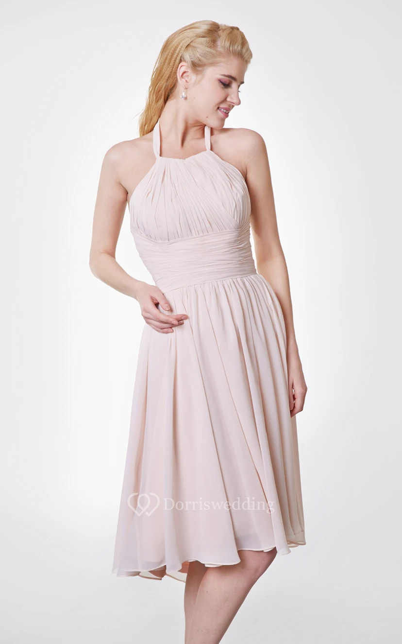 Elegante vestido de gasa estilo imperio con escote halter y bajo asimétrico. view 5