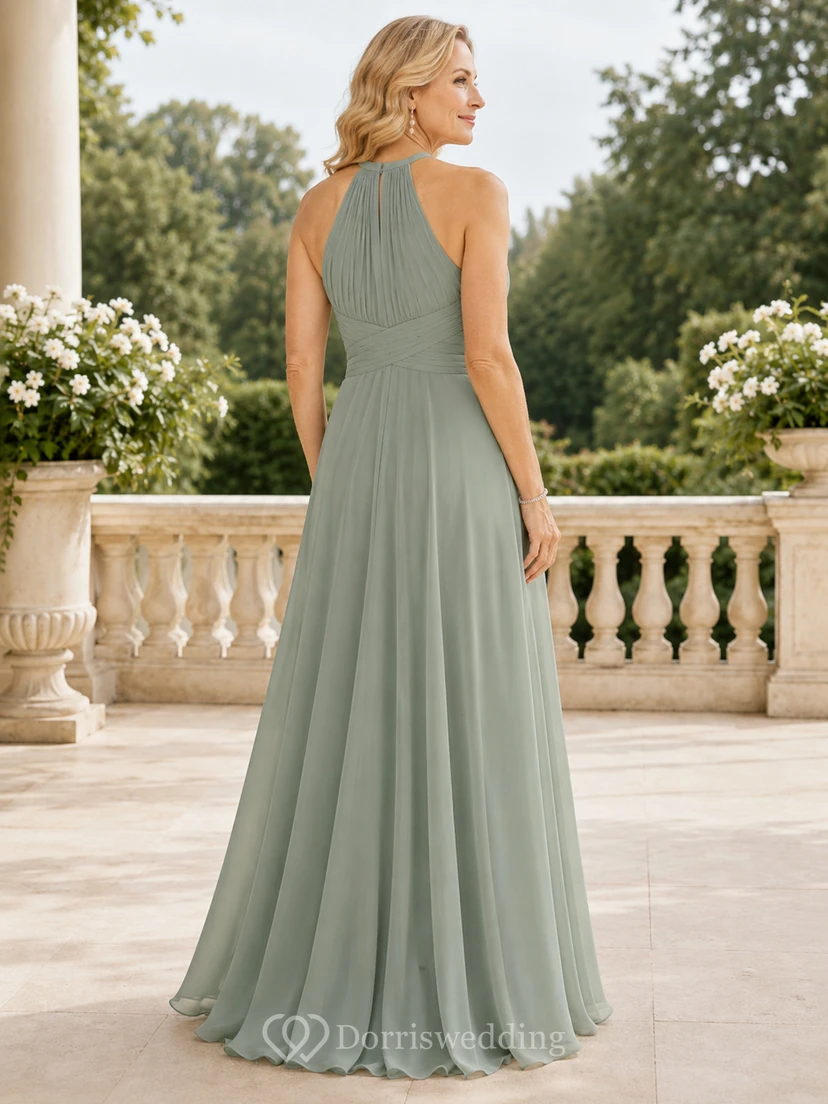 Elegantes, bodenlanges A-Linien-Chiffonkleid in Salbeigrün für die Mutter der Braut mit plissiertem Neckholder-Ausschnitt, juwelenbesetzter Taille und offenem Rücken. view 2