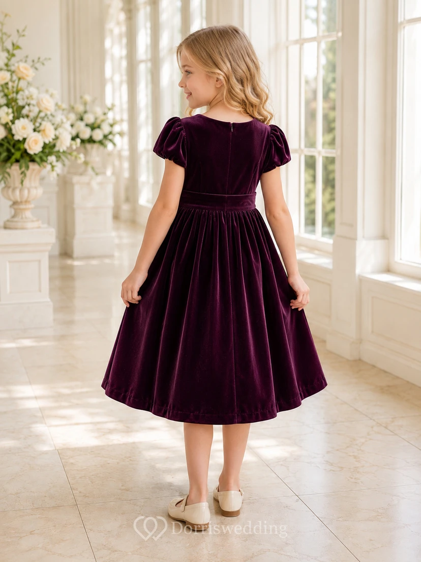 Robe de demoiselle d'honneur en velours prune, coupe trapèze, manches bouffantes, nœud et jupe plissée view 2