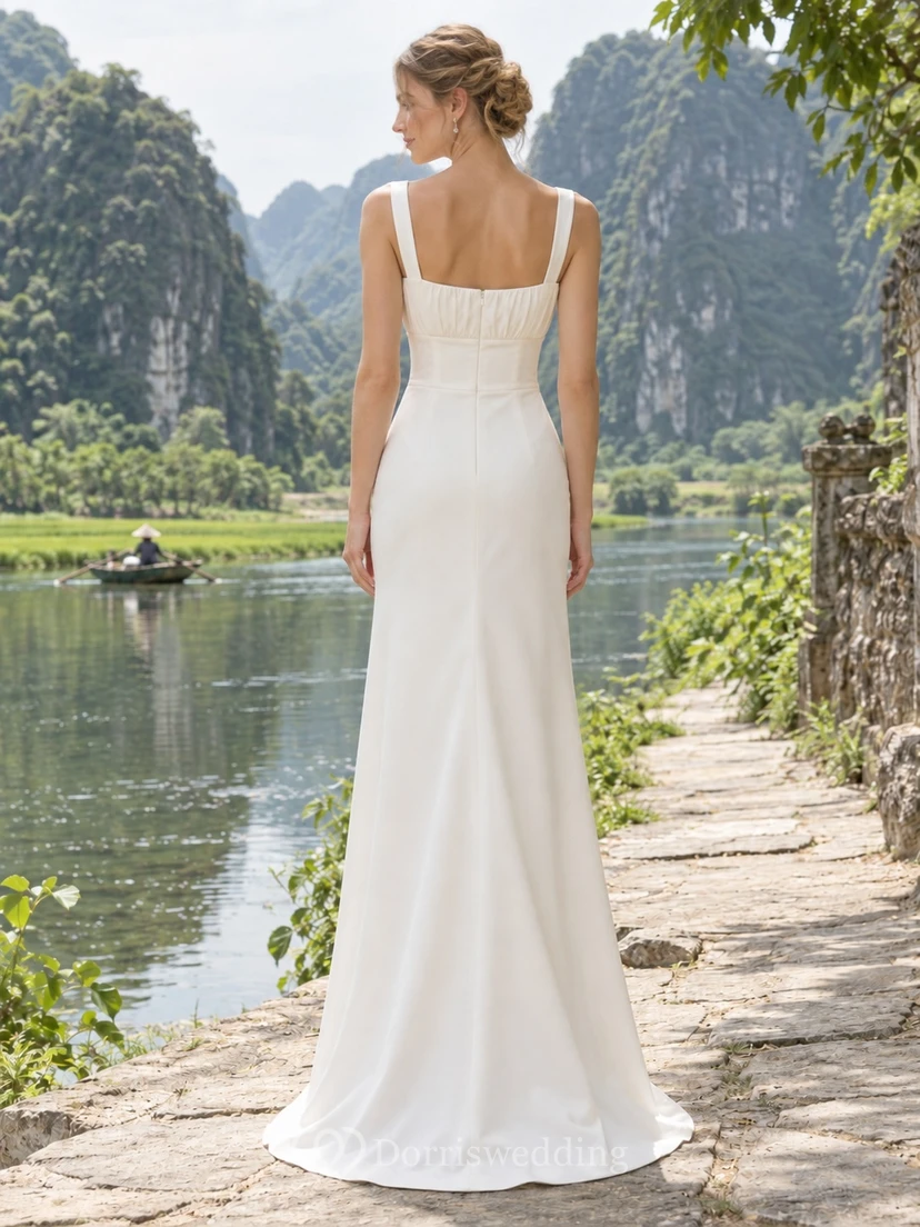 Schlichtes, eckiges Brautkleid mit breiten Trägern und drapiertem Etui-Schnitt view 2
