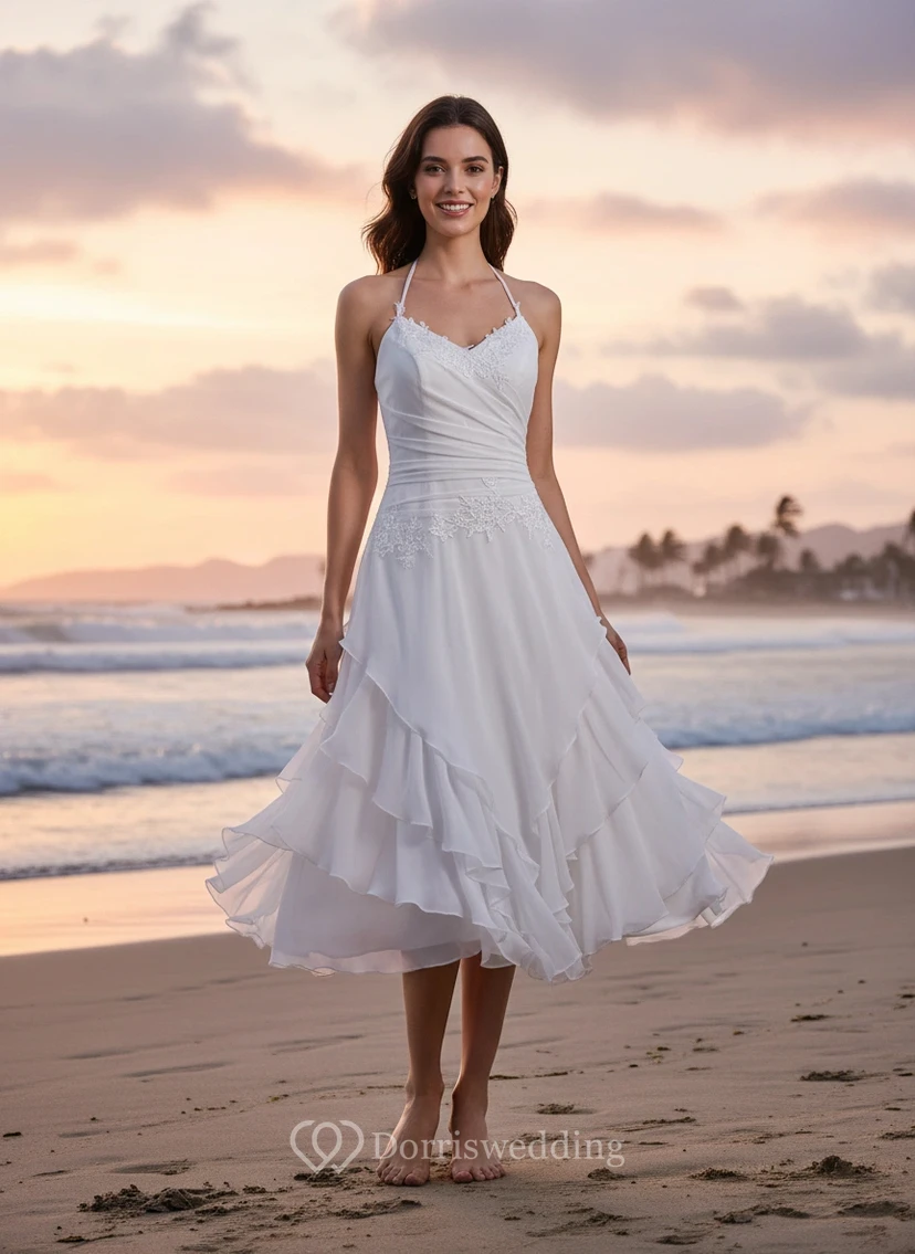 Robe de mariée courte et légère aux accents tropicaux video preview