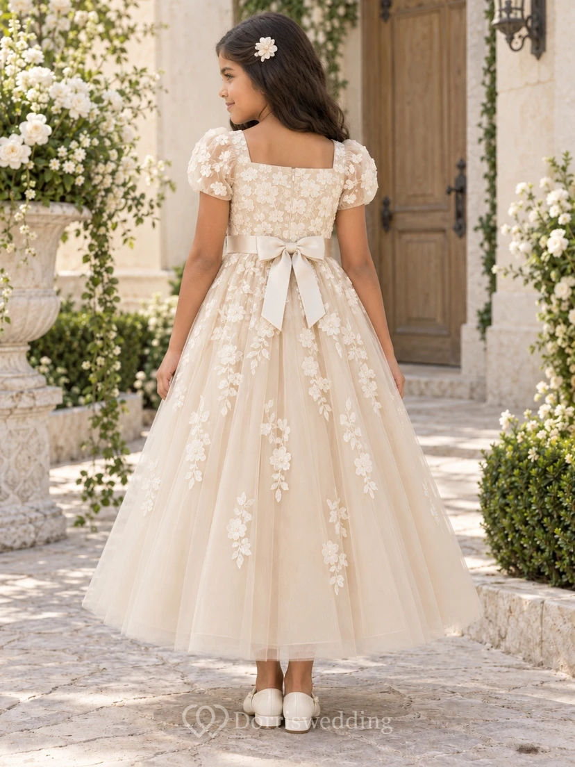 Robe de demoiselle d'honneur champagne à col carré, coupe trapèze, manches bouffantes, en tulle, longueur cheville, ornée d'un nœud dans le dos et à imprimé floral. view 2