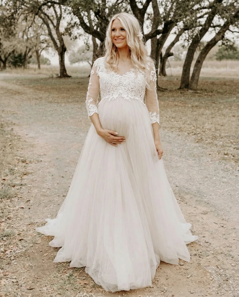 Robe de mariée de maternité en dentelle à manches longues, col rond et jupe en tulle souple