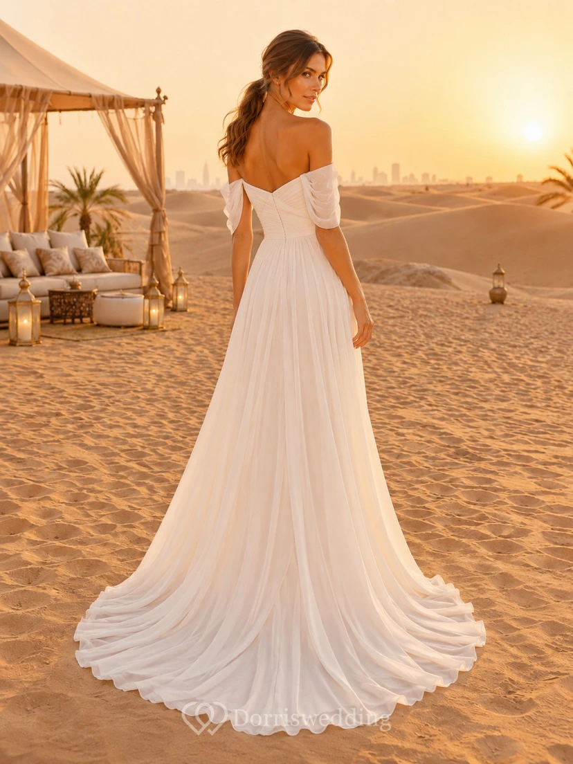 Robe de mariée romantique en mousseline, coupe trapèze, épaules dénudées et décolleté cœur, idéale pour une destination de plage view 2