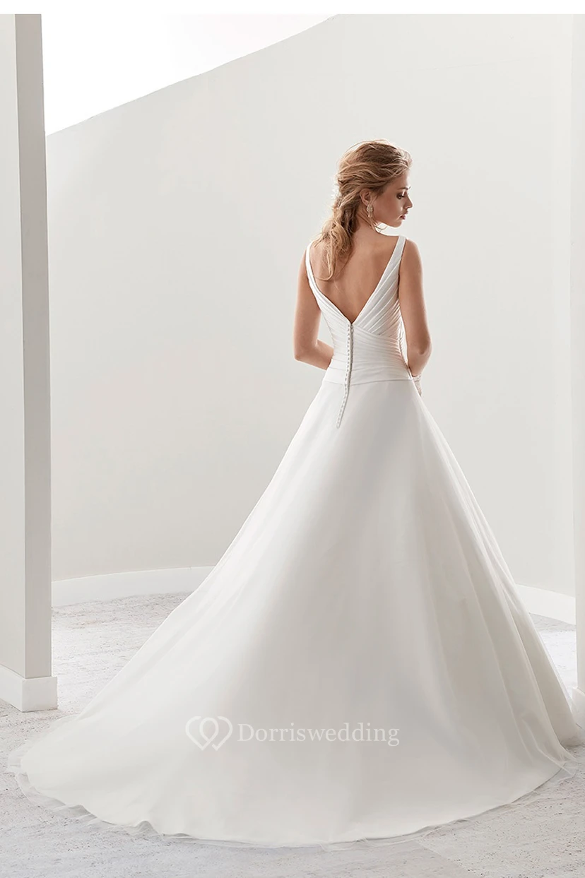 Robe de mariée élégante, plissée, coupe trapèze, col en V, dos nu en V et traîne. view 2