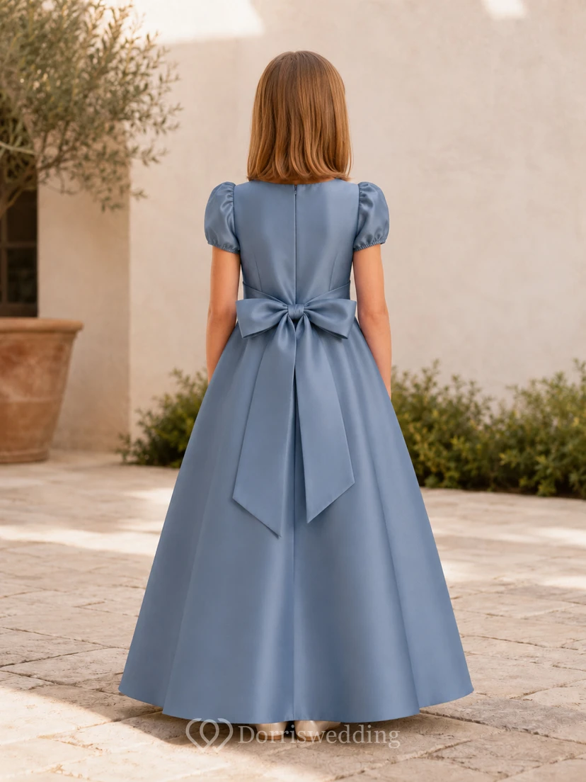 Robe de demoiselle d'honneur bleu océan en satin, coupe trapèze, manches bouffantes, encolure bijou et jupe longue ornée d'un nœud. view 2