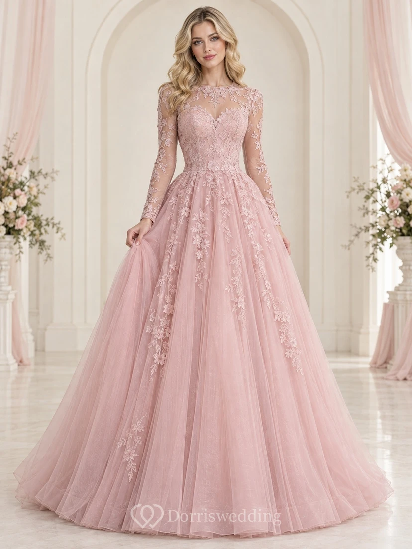 Robe de bal modeste à manches longues en tulle et dentelle florale rose poudré.