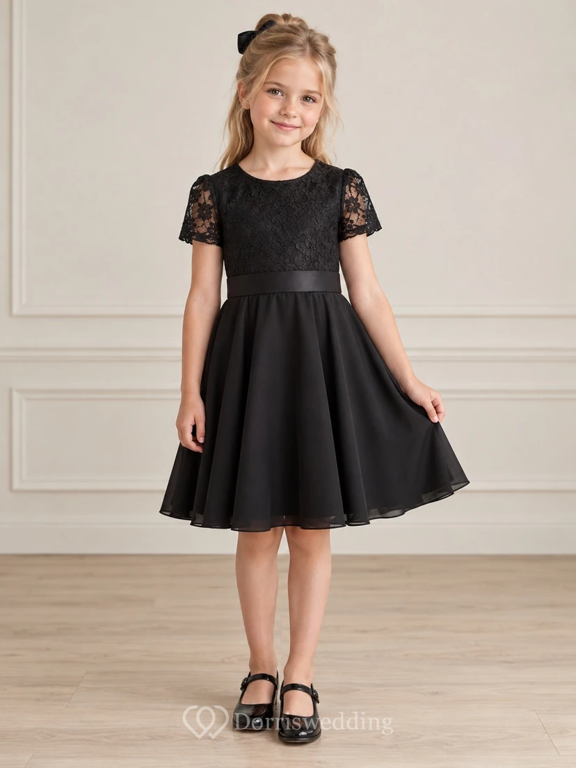 Schlichtes schwarzes Satin-Blumenmädchenkleid mit Rundhalsausschnitt, Spitzenärmeln und Satinärmeln