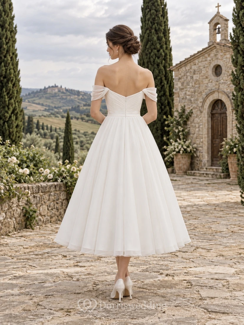 Vestido de novia sencillo de gasa satinada sin mangas, corte en A, largo hasta la rodilla y con hombros descubiertos view 2