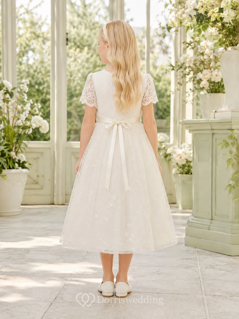 Elfenbeinfarbenes, gerafftes Tüllkleid mit Rundhalsausschnitt, kurzen Ärmeln und gerafftem Oberteil in Teelänge – perfekt für Kommunion und Blumenmädchen. view 2