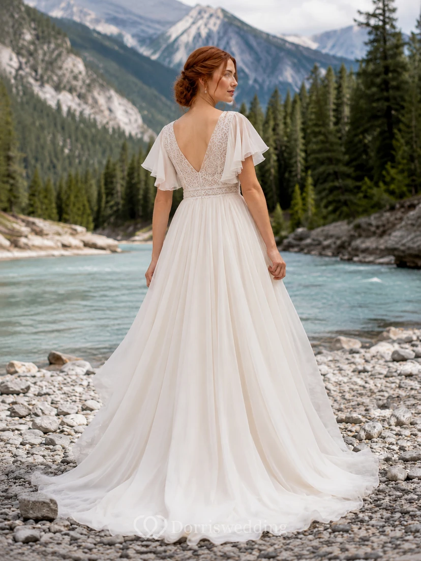 Vestido de novia de montaña con mangas de pétalo, escote en V profundo, encaje y gasa, corte en A y cola larga. view 2