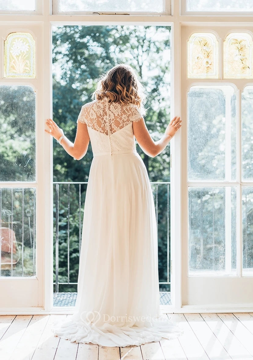 A-Linien-Kleid aus Chiffon mit bodenlangem V-Ausschnitt, kurzen Ärmeln, Schleppe und Illusionsspitze – perfekt für die Erneuerung des Eheversprechens. view 6