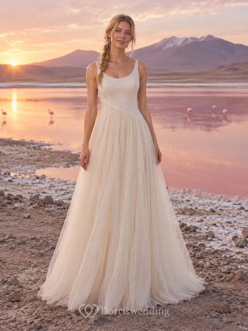 Vestido de novia sencillo de tul con escote redondo, corte en A, tirantes anchos y cintura inclinada.