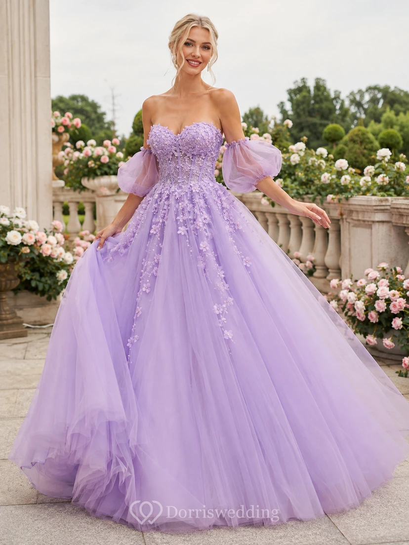 Vestido de quinceañera largo hasta el suelo, sin tirantes, con escote corazón, sin mangas, de tul, con apliques de encaje, volantes en cascada y espalda descubierta, color lavanda.