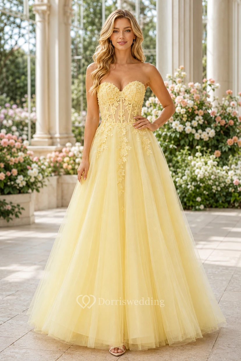 Narzissengelbes, trägerloses Tüll-Ballkleid mit floralen Applikationen am Oberteil