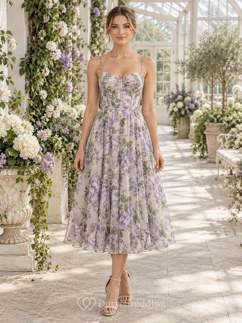 Vestido de verano de corte A con escote corazón y tirantes finos, estampado floral lavanda y largo midi.