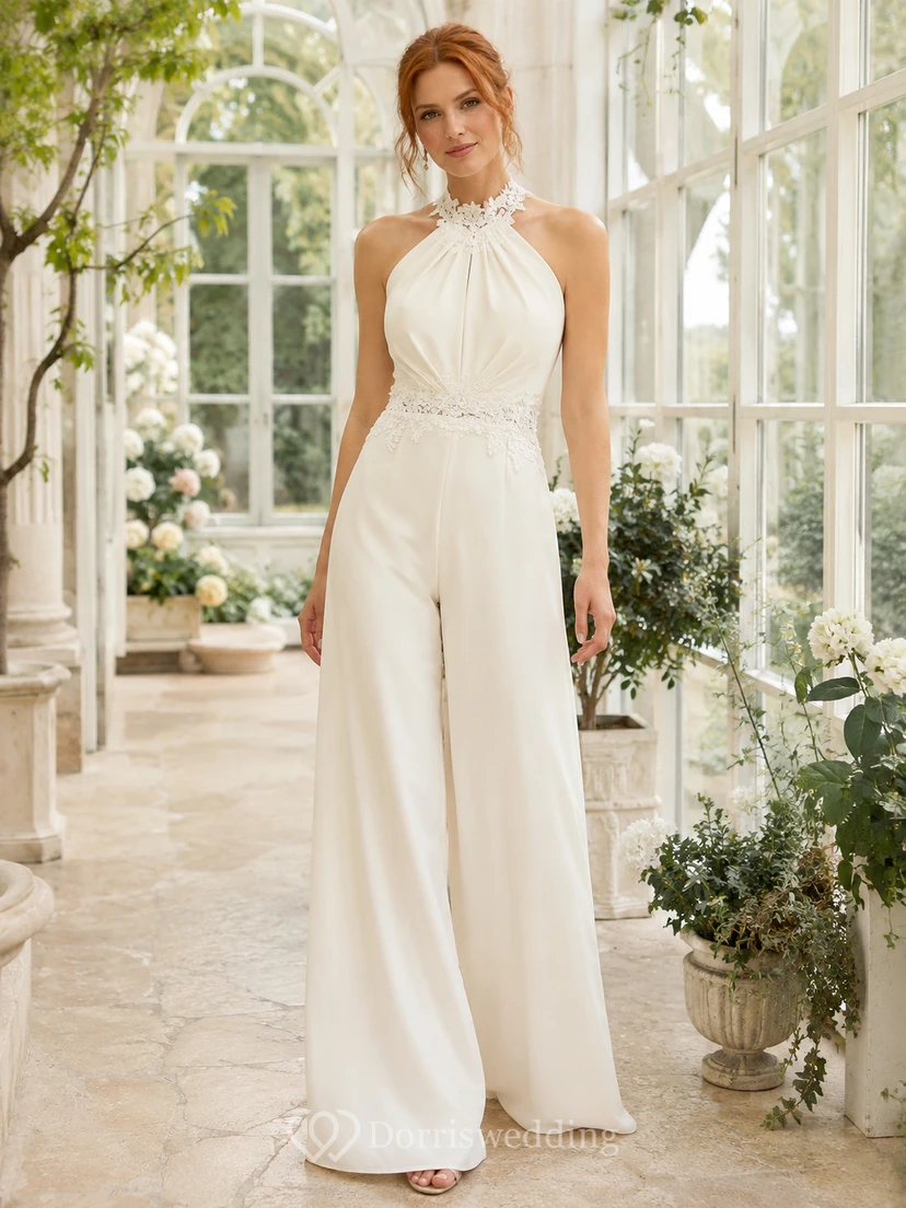 Minimalistischer Braut-Jumpsuit aus Satin-Tüll mit Neckholder, ärmellos, Schleppe und Perlenbesatz