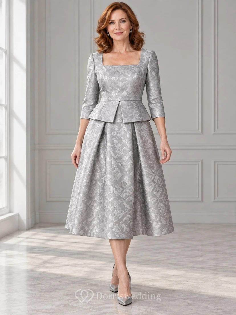 Robe de soirée argentée à col carré, manches trois-quarts, basque en jacquard, longueur thé, col carré et coupe trapèze.
