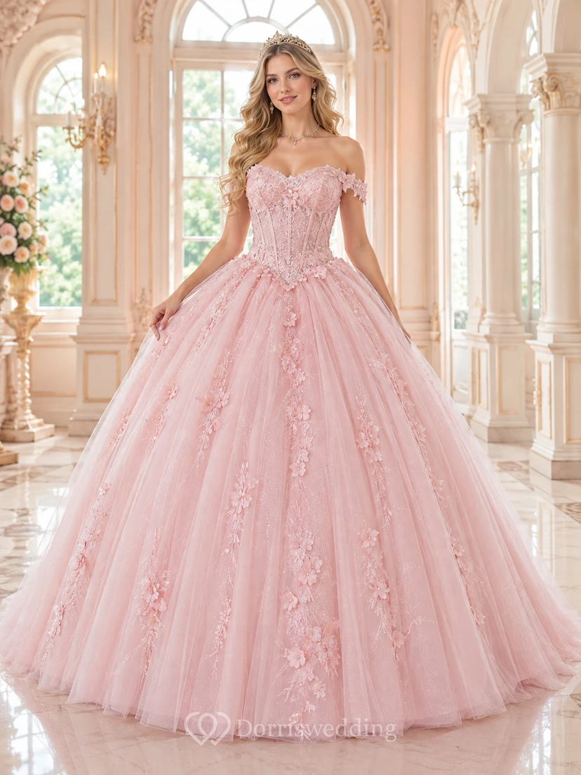 Vestido de quinceañera largo hasta el suelo, sin mangas, con escote corazón, hombros descubiertos, tul, apliques de encaje, pedrería y espalda descubierta.