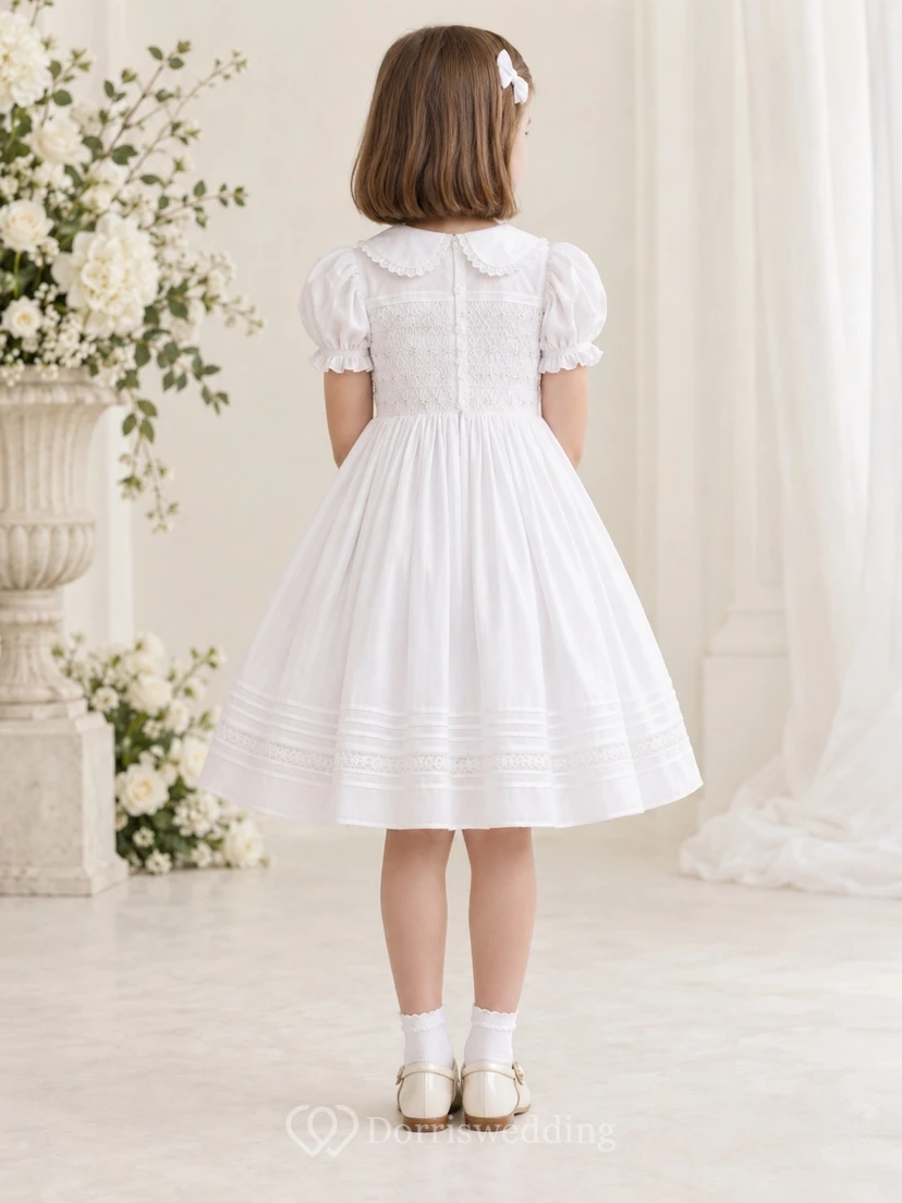 Vestido de niña de flores blanco vintage hasta la rodilla, corte en A, mangas abullonadas, bajo con pliegues, corpiño fruncido y cuello Peter Pan. view 2