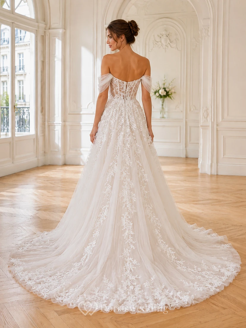 Robe de mariée raffinée en dentelle et tulle, épaules dénudées, manches courtes, coupe trapèze, traîne chapelle, ornée d'appliqués floraux, style terrasse view 2