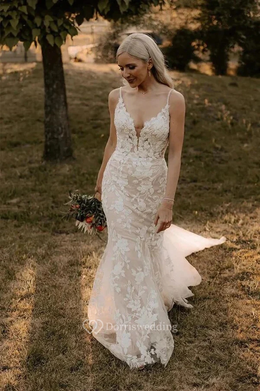 Meerjungfrauen-Brautkleid im Landhausstil aus Tüll mit Spaghetti-Spitzenapplikationen und kleiner Schleppe view 3