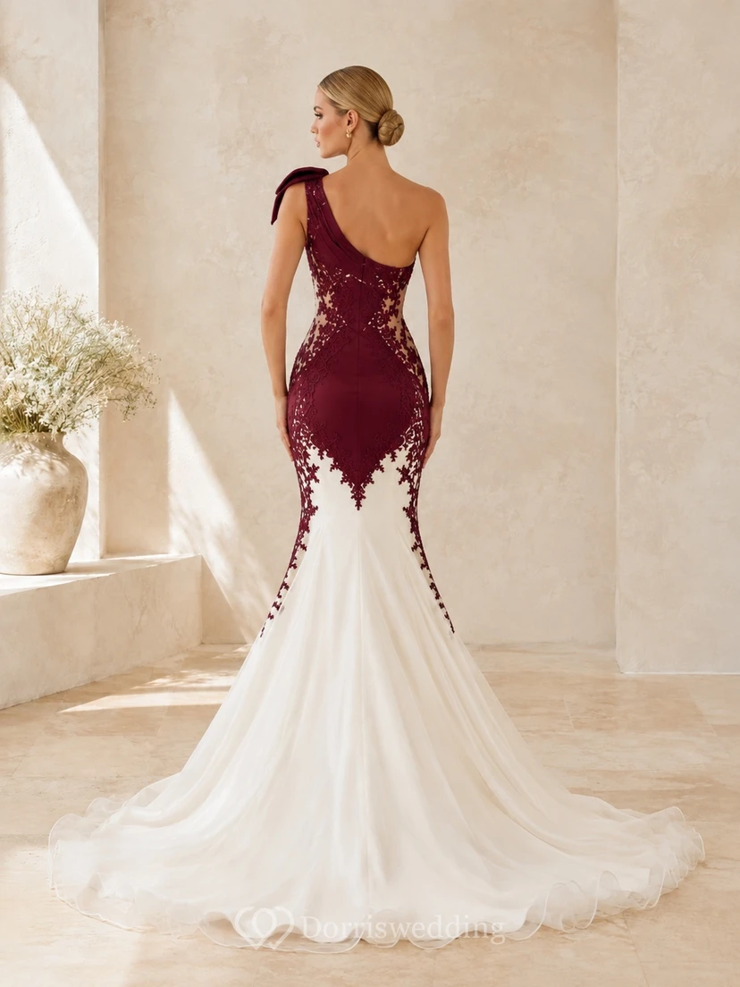 Elegantes, burgunderrotes, schulterfreies, besticktes Brautkleid aus Satin im Meerjungfrauenstil mit Schleppe und Meerjungfrauenschnitt in Meerjungfrauenform view 2