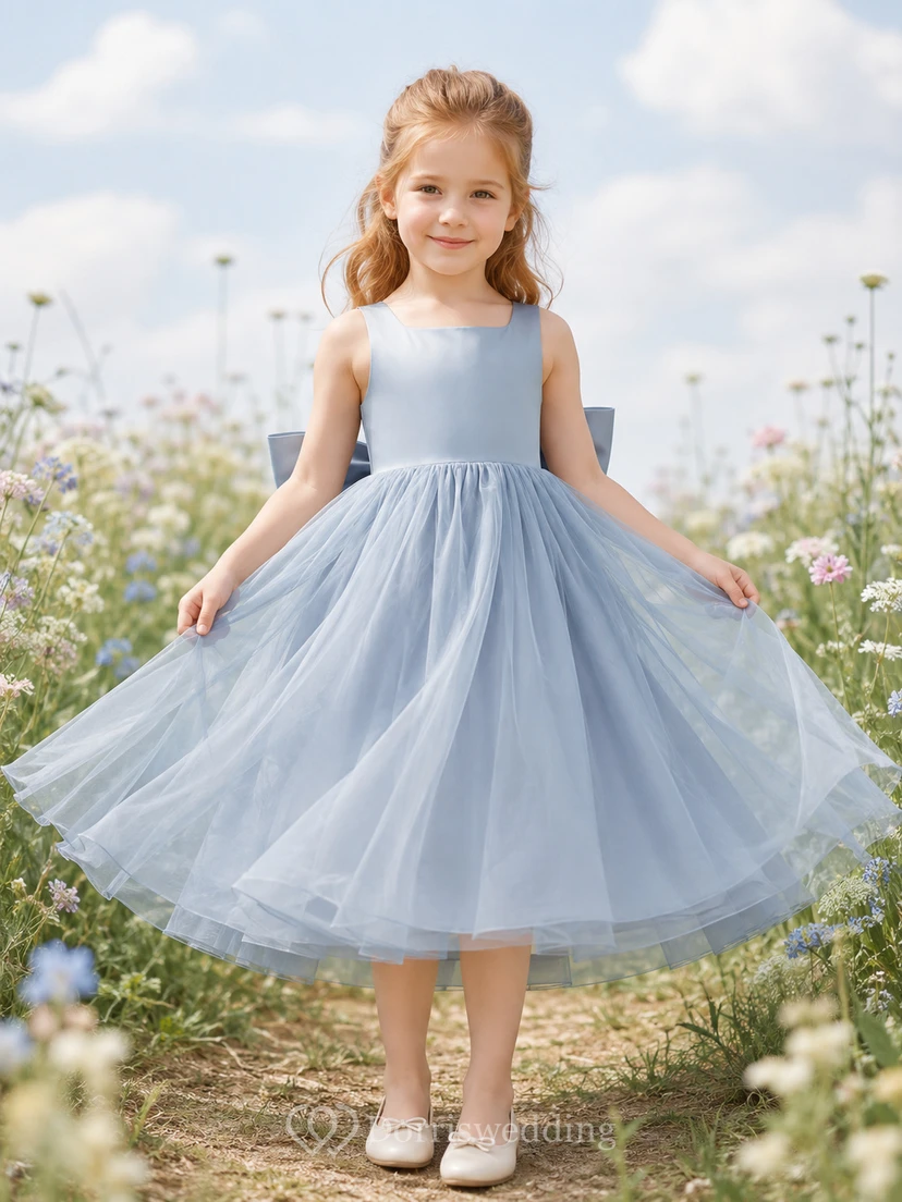 Blaues A-Linien-Kleid aus Tüllspitze für Blumenmädchen mit kurzen Ärmeln, V-Ausschnitt, wadenlangem Rock und Schleifendetail.