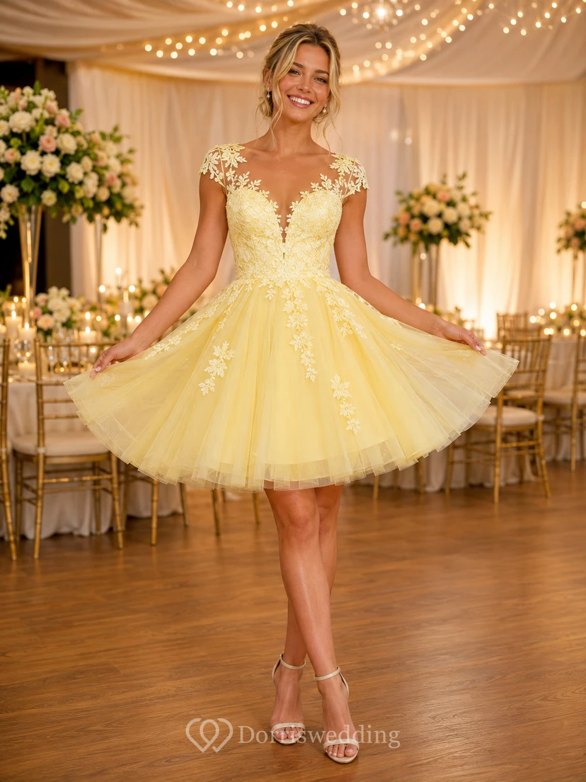 Vestido de novia corto de corte A con cuello alto, encaje ilusión y tul color amarillo pálido